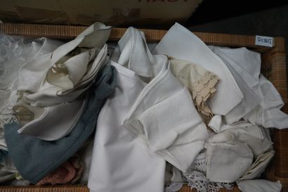 Lot de linge ancien. Une caisse, en l'ét...
