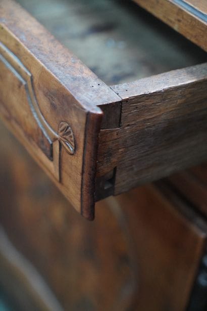 Buffet en bois mouluré sculpté ouvrant par...