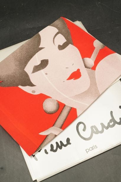 Réunion de foulards, dont Pierre Cardin ;...