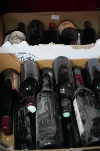Réunion de bouteilles de vin. En l'état....