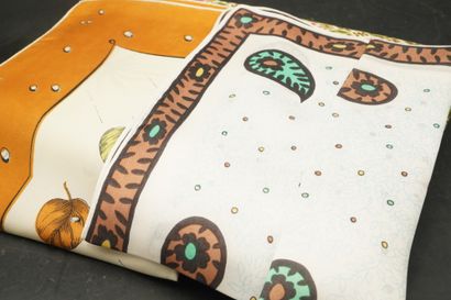 Réunion de foulards, dont Pierre Cardin ;...