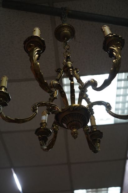 Lustre en métal doré à six lumières feuillagées....