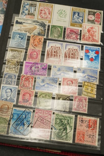 Réunion de timbres France et étranger. Trois...