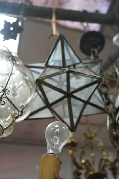Lustre en céramique peinte à décor de fleurs,...