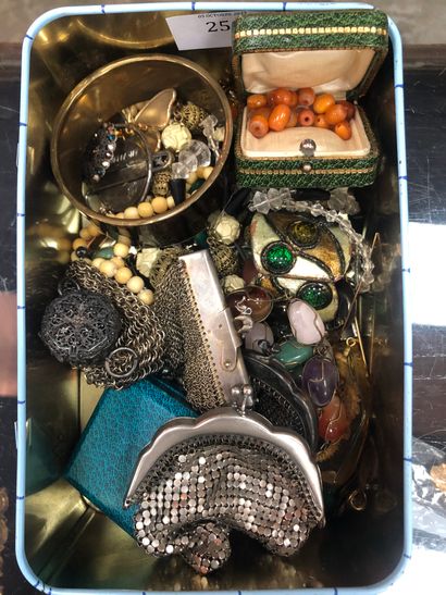 Réunion de bijoux fantaisie, porte-monnaie...