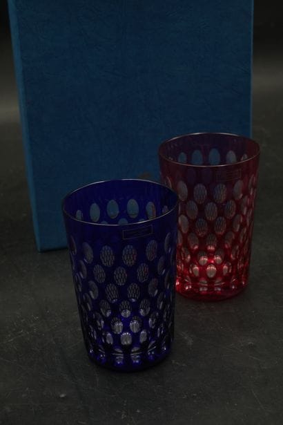 SAINT LOUIS. Deux gobelets en verre teinté...