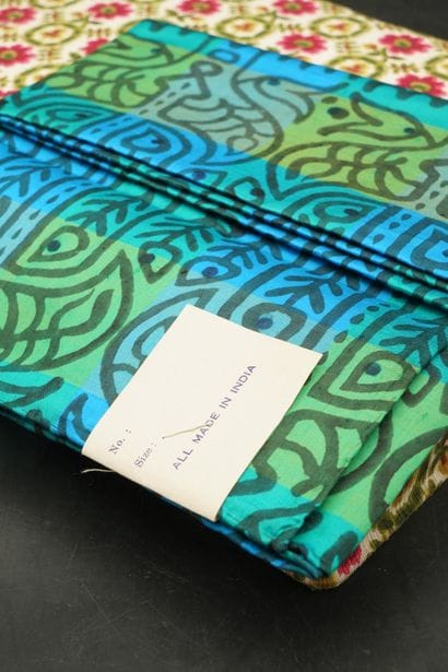 Réunion de foulards, dont Pierre Cardin ;...