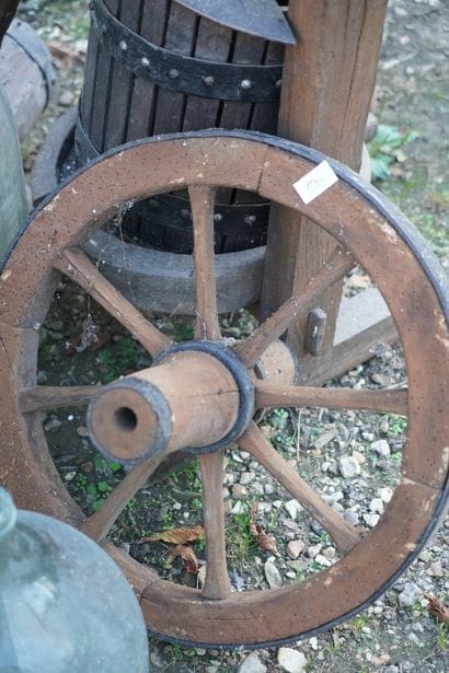 Egouttoir à bouteilles, roue, pressoir, maillet,...