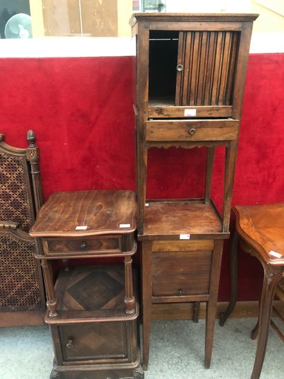 Trois tables de chevets en bois naturel,...