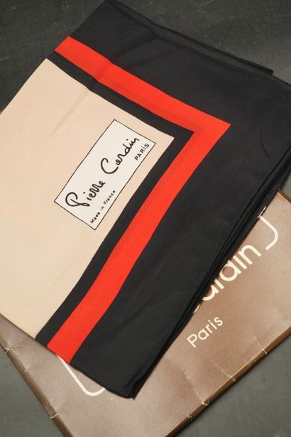 Réunion de foulards, dont Pierre Cardin ;...