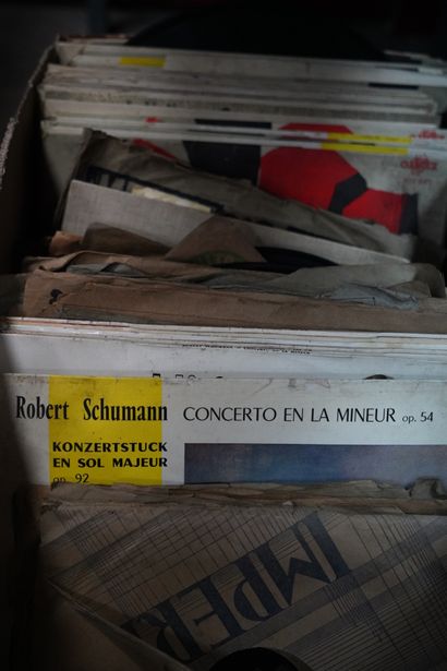 Réunion de disques vinyles. On joint des...