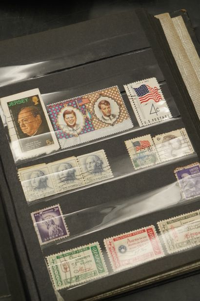 Réunion de timbres France et étranger. Trois...