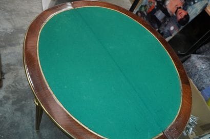 Table à trois plateaux formant table à jeu...