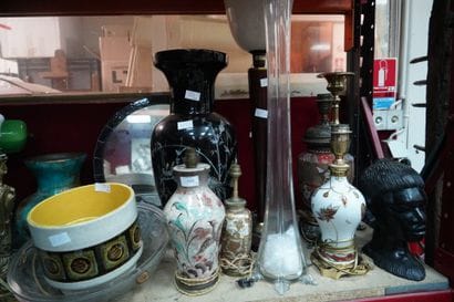 Réunion de vases ; pieds de lampes en céramique,...