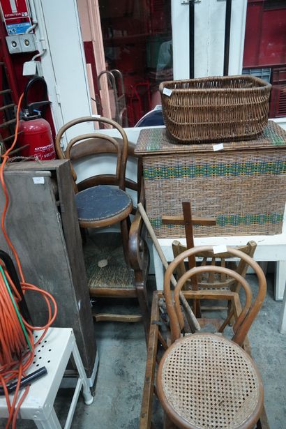 Réunion de meubles de style rustique, dont...