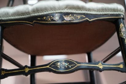 Suite de quatre chaises en bois peint noir...