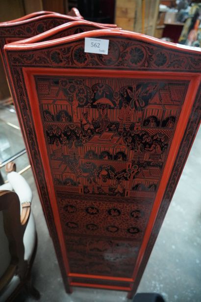 Paravent en bois laqué rouge et noir à décor...