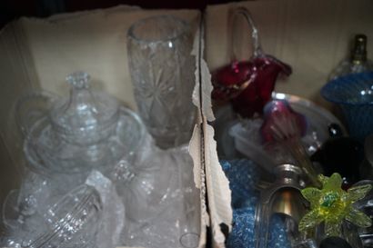 Réunion de cristal ou verre, comprenant :...
