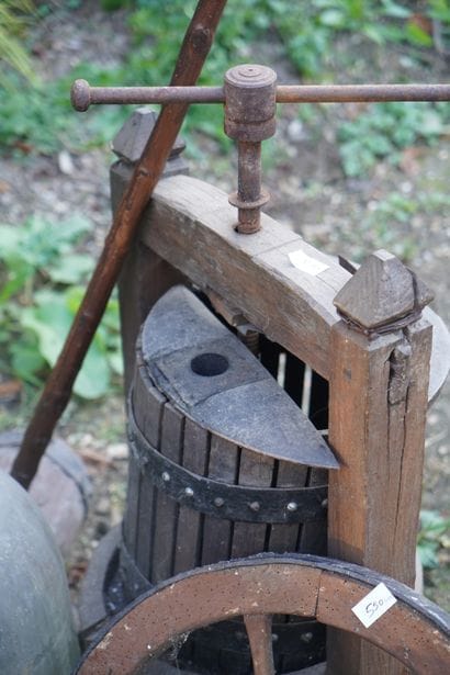 Egouttoir à bouteilles, roue, pressoir, maillet,...