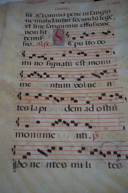 Réunion de pages d'antiphonaire sur vélin...