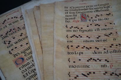 Réunion de pages d'antiphonaire sur vélin...