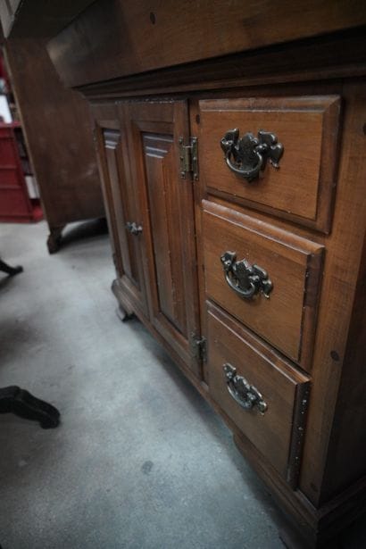 Commode en bois naturel ouvrant par deux...
