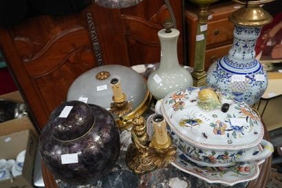 Soupière et son présentoir ; pied de lampe,...