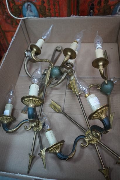 Deux paires d'appliques à deux lumières en...