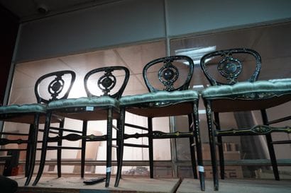 Suite de quatre chaises en bois peint noir...