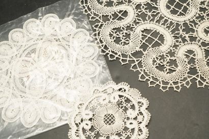 Réunion de foulards, dont Pierre Cardin ;...