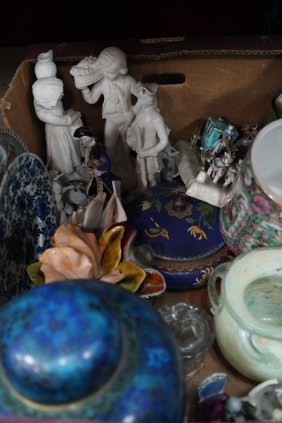 Réunion de statuettes en porcelaine ou biscuit...