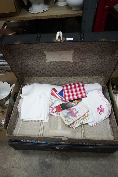 Réunion de linge de maison, dentelle, sacs....
