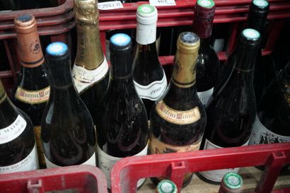 Importante réunion de 10 caisses de bouteilles...