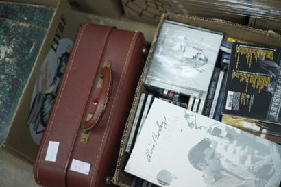 Mini chaîne Akaï et deux enceintes ; disques...