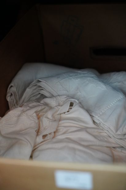 Linge de maison, dentelles. Trois cartons....
