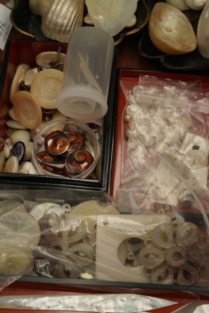 Réunion d'objets en nacre comprenant : jetons...