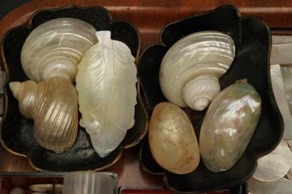 Réunion d'objets en nacre comprenant : jetons...