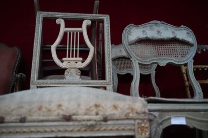 Deux chaises en bois doré canné, style Napoléon...