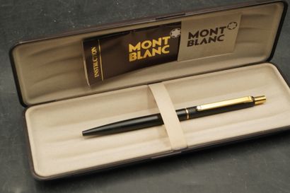 MONTBLANC, stylo bille en métal laqué noir...