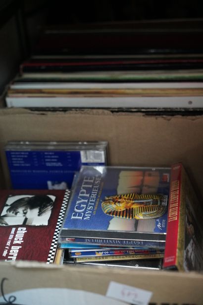 Réunion de bibelots divers, céramique, disques...