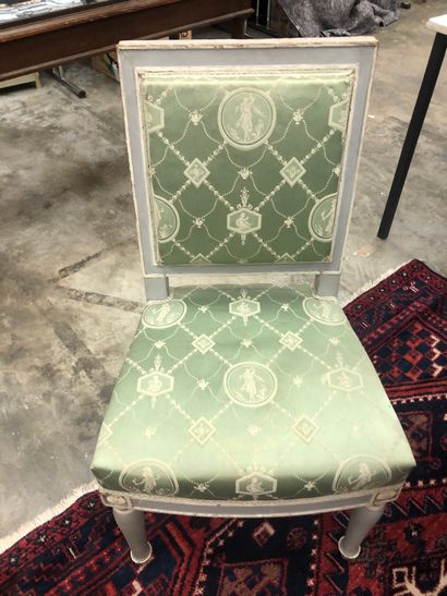 Chaise en bois peint gris et blanc, le dossier...