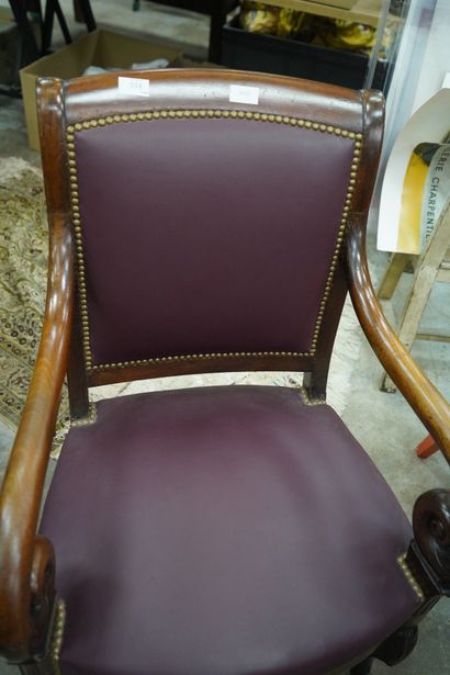 Deux fauteuils en bois naturel, les accotoirs...
