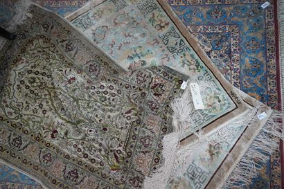 Réunion de quatre tapis en laine et soie,...