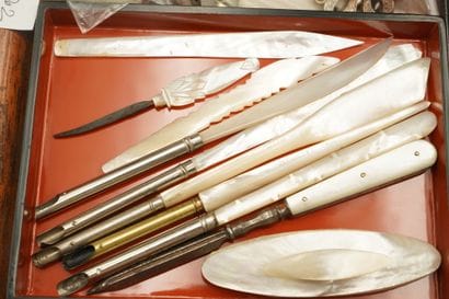 Réunion d'objets en nacre comprenant : jetons...