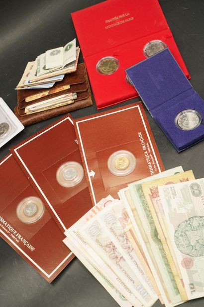 Réunion de pièces et billets anciens. Une...
