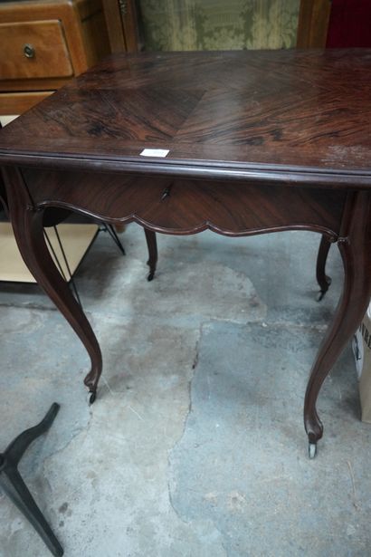 Table à volets, bois plaqué, ouvrant par...