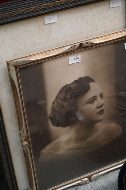 Deux grandes gravures en noir sous verre...