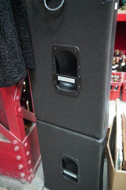 Deux enceintes Audio Phony. En l'état, le...