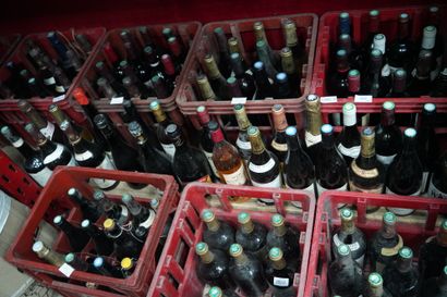 Importante réunion de 10 caisses de bouteilles...