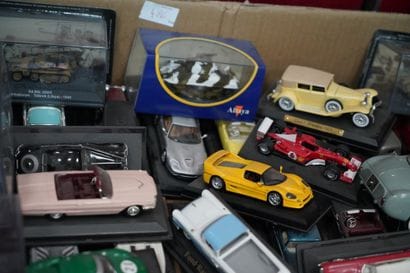 Réunion de figurines ; parties de rails de...